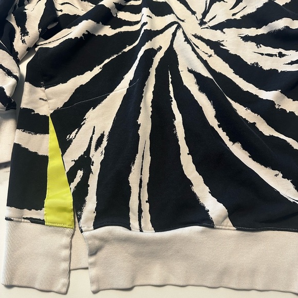 Fabletics Monochrome Swirl Hoodie - Picture 4 of 6